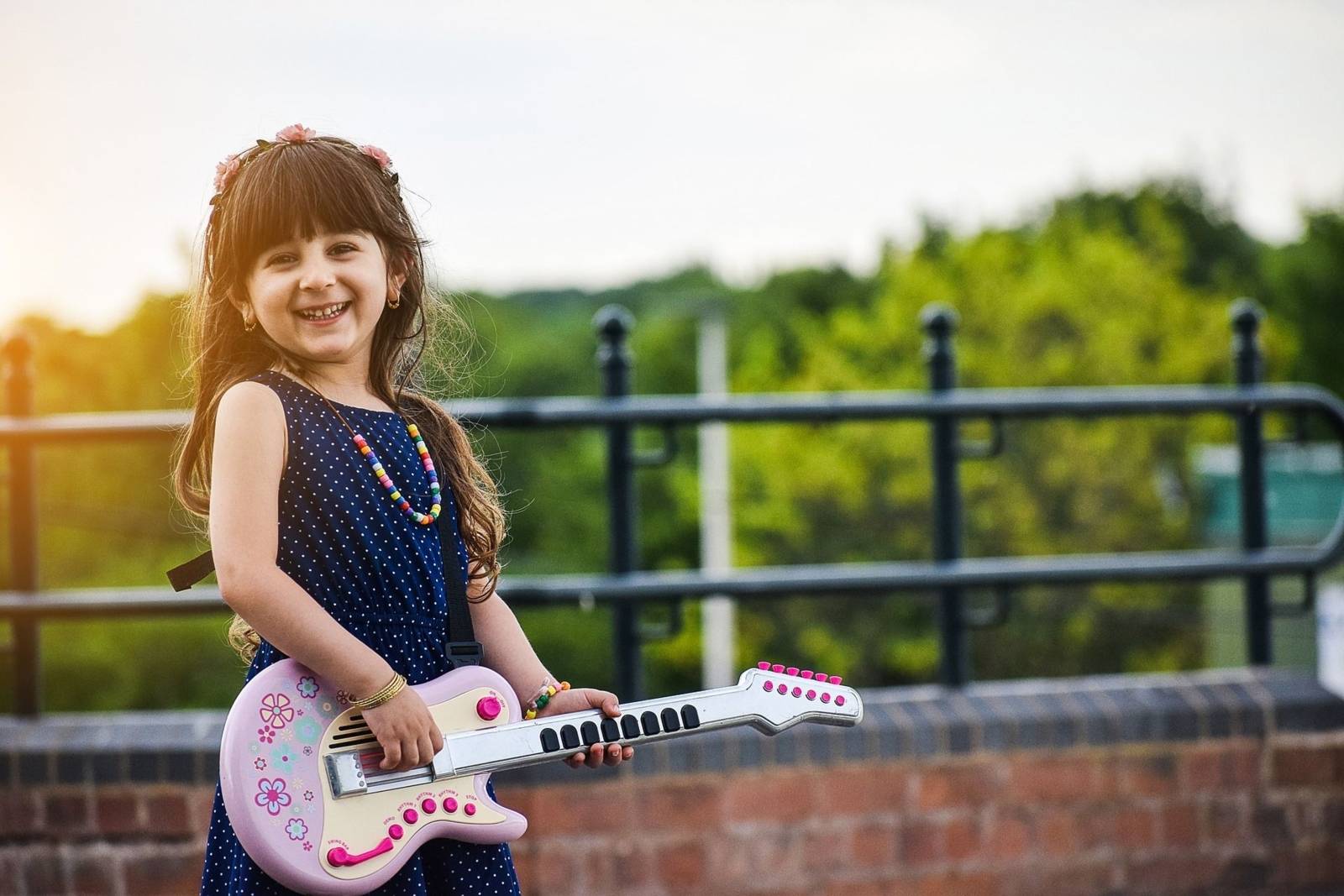 Ein Mädchen mit Spielzeuggitarre.